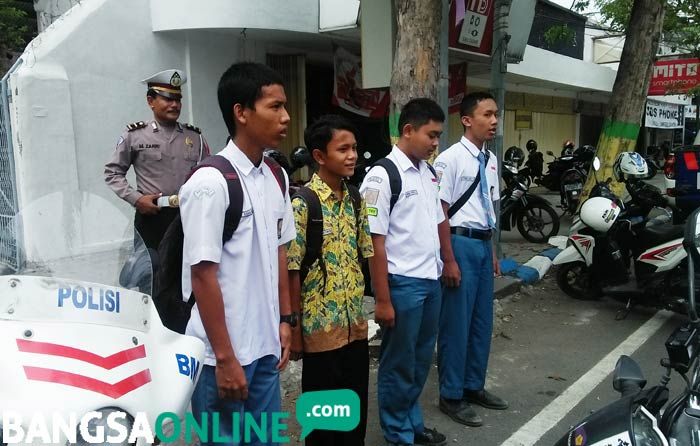 Pelanggar Lalu Lintas di Jombang Disanksi Hafalkan Pancasila Pelanggar Lalu Lintas di Jombang Disanksi Hafalkan Pancasila