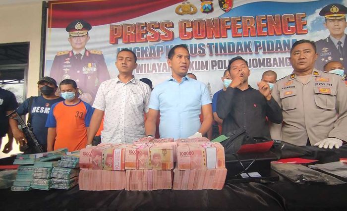Polres Jombang Ungkap Peredaran Uang Palsu, Sita BB Upal Mencapai Miliaran Rupiah Polres Jombang Ungkap Peredaran Uang Palsu, Sita BB Upal Mencapai Miliaran Rupiah