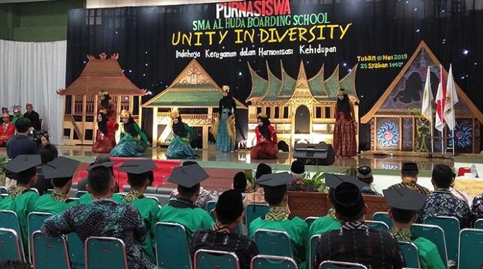 Lulusan SMA Al Huda Tuban Siap Hadapi Era Industri 4.0 Lulusan SMA Al Huda Tuban Siap Hadapi Era Industri 4.0