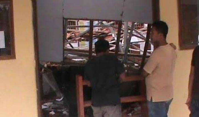 Gedung SDN Tamansari di Probolinggo Ambruk Gedung SDN Tamansari di Probolinggo Ambruk