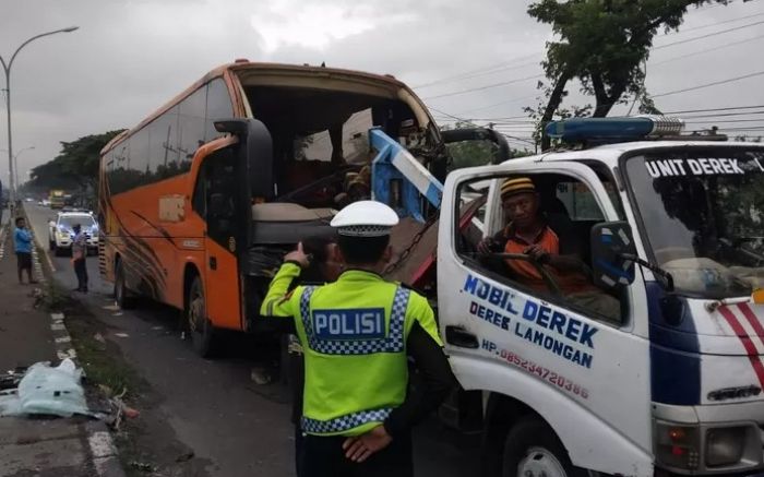 Bus Jurusan Bojonegoro-Bali Seruduk Truk yang Diduga Ngerem Mendakak di Lamongan