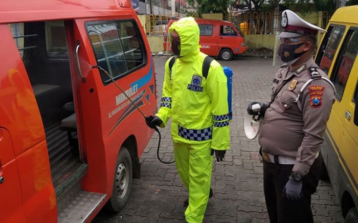 Cegah Sebaran Covid-19, Satlantas Polres Gresik Gelar Penyemprotan Disinfekfan di Parkiran Ziarah Cegah Sebaran Covid-19, Satlantas Polres Gresik Gelar Penyemprotan Disinfekfan di Parkiran Ziarah