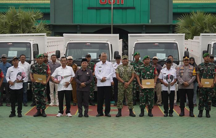 Perkuat Ekonomi Desa, Wabup Tuban dan Dandim Serahkan 42 Truk Operasional KDKMP