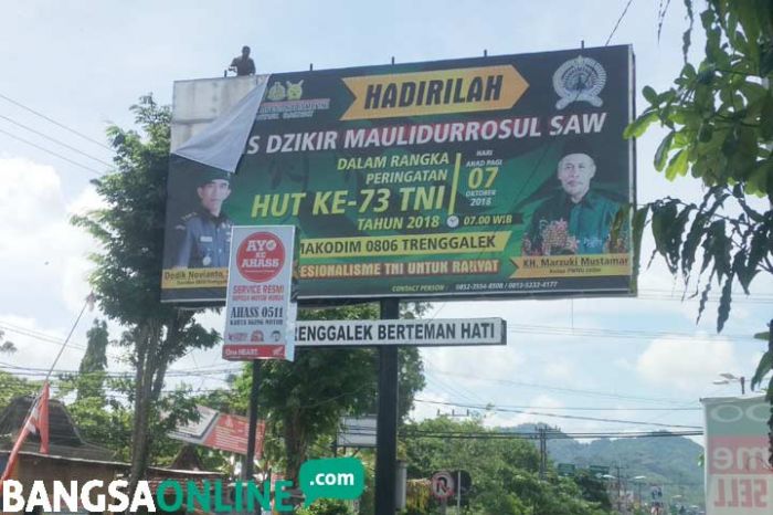 Satpol PP Trenggalek Garuk Papan Reklame Kadaluwarsa dan Tidak Berizin