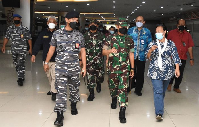 Danrem 084/BJ dan Pangdam V/Brawijaya Tinjau Kesiapan Penanganan Jemaah Umroh di Juanda T2 Danrem 084/BJ dan Pangdam V/Brawijaya Tinjau Kesiapan Penanganan Jemaah Umroh di Juanda T2