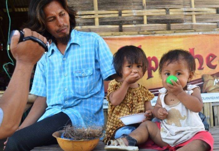 Balita Kakak Beradik Unik, Pakan Burung Jadi Camilan