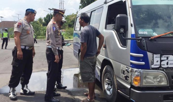 Jelang Nataru, Polres Blitar Periksa Kelaikan Angkutan Umum dan Kesehatan Pengemudinya Jelang Nataru, Polres Blitar Periksa Kelaikan Angkutan Umum dan Kesehatan Pengemudinya