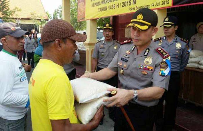 Polres Bojonegoro Salurkan Zakat berupa 480 Paket Beras kepada kaum Dhuafa Polres Bojonegoro Salurkan Zakat berupa 480 Paket Beras kepada kaum Dhuafa