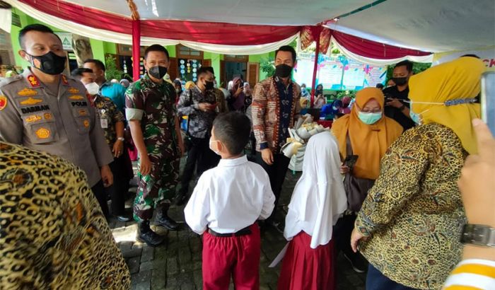 Bupati Tuban Ajak Orang Tua Siswa Dukung Vaksinasi Anak Usia 6-11 Tahun Bupati Tuban Ajak Orang Tua Siswa Dukung Vaksinasi Anak Usia 6-11 Tahun