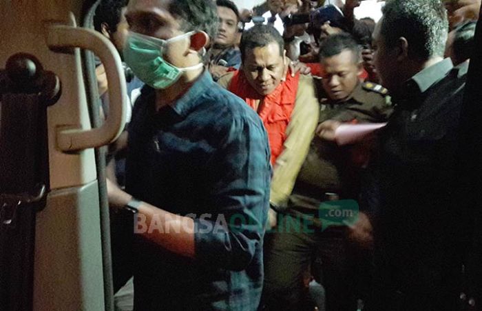 Plt Kepala BPPKAD Gresik M. Muktar Resmi Tersangka, Langsung Dijebloskan ke Medaeng Plt Kepala BPPKAD Gresik M. Muktar Resmi Tersangka, Langsung Dijebloskan ke Medaeng