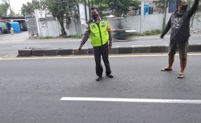 Dahului Truk, Warga Sidoarjo Tewas Terlindas di Raya Sidorogo Taman Dahului Truk, Warga Sidoarjo Tewas Terlindas di Raya Sidorogo Taman