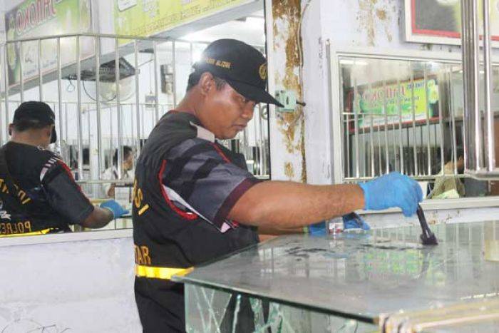 Perampok Bersenpi Satroni Toko Emas di Blitar, Gondol 6 Kg Emas Perampok Bersenpi Satroni Toko Emas di Blitar, Gondol 6 Kg Emas