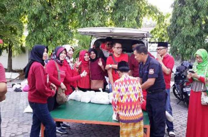 Alumni Smada 90 Pamekasan Berbagi dengan Kaum Dhuafa 