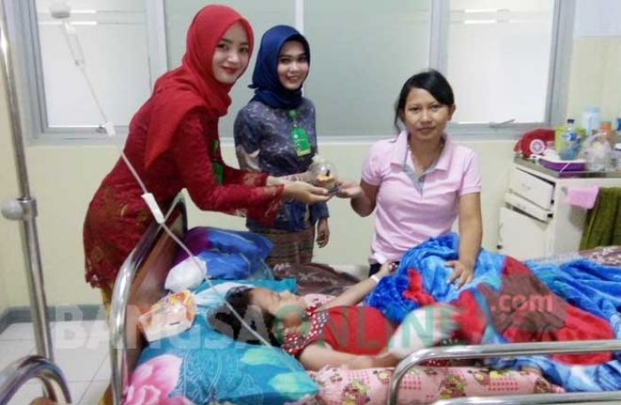 Sambut Hari Kartini, Pegawai RSNU Tuban Berkebaya dan Bagi-bagi Cokelat ke Pasien Sambut Hari Kartini, Pegawai RSNU Tuban Berkebaya dan Bagi-bagi Cokelat ke Pasien