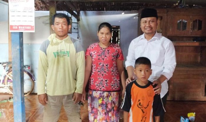 Bacabup Tuban Kang Yudi Kunjungi Bocah SD Viral Pakai Logo Sekolah Terbalik Bacabup Tuban Kang Yudi Kunjungi Bocah SD Viral Pakai Logo Sekolah Terbalik
