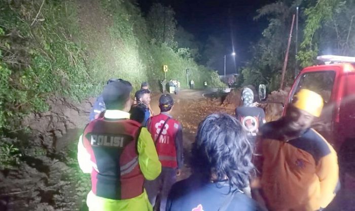 Bukit Mulyorejo Longsor, Akses Ngantang-Pujon Sempat Terputus Bukit Mulyorejo Longsor, Akses Ngantang-Pujon Sempat Terputus