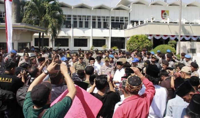 Tuntut Bupati dan JFC Minta Maaf, ASJ Demo Pemkab Jember Tuntut Bupati dan JFC Minta Maaf, ASJ Demo Pemkab Jember