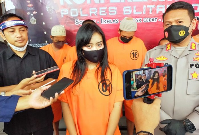 Kepergok Nyabu Bareng, Wanita Cantik di Blitar Ditinggal Kabur Suami Saat Digerebek Polisi Kepergok Nyabu Bareng, Wanita Cantik di Blitar Ditinggal Kabur Suami Saat Digerebek Polisi