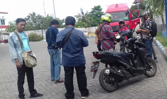 Polisi Kecele, Ada Info Pembelian BBM Dengan Jeriken di Probolinggo Polisi Kecele, Ada Info Pembelian BBM Dengan Jeriken di Probolinggo