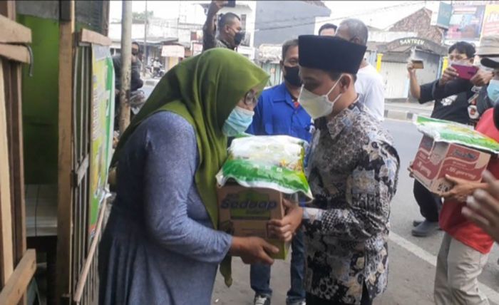 Tangis Haru Para Pedagang Mojokerto Saat Dagangannya Diborong Gus Bara