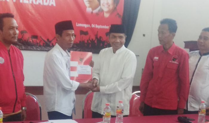 Mantan Ketua DPRD Lamongan Ambil Formulir Bacabup ke PDIP Mantan Ketua DPRD Lamongan Ambil Formulir Bacabup ke PDIP