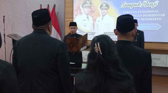 Pemkab Mojokerto Lantik 12 ASN Fungsional, Gus Barra Tekankan Integritas dan Loyalitas