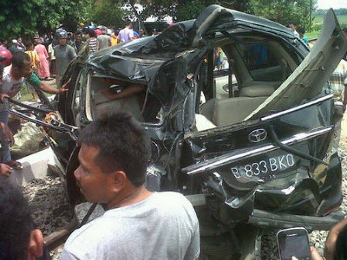 Avanza vs KA di Bojonegoro, 2 Tewas Avanza vs KA di Bojonegoro, 2 Tewas
