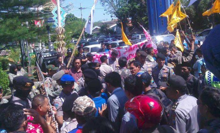 Tuntut Penutupan Tambang Ilegal, PMII Situbondo Demo Pemkab, Polres dan DPRD