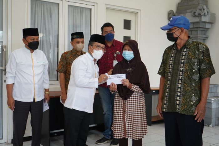 Jelang Lebaran, Baznas Kota Batu Serahkan Zakat, Infaq, dan Sodaqoh untuk 2.048 Fakir Miskin