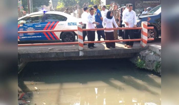 Wali Kota Mojokerto Sidak Kondisi Saluran Pembuangan Air di Pusat Kota Wali Kota Mojokerto Sidak Kondisi Saluran Pembuangan Air di Pusat Kota