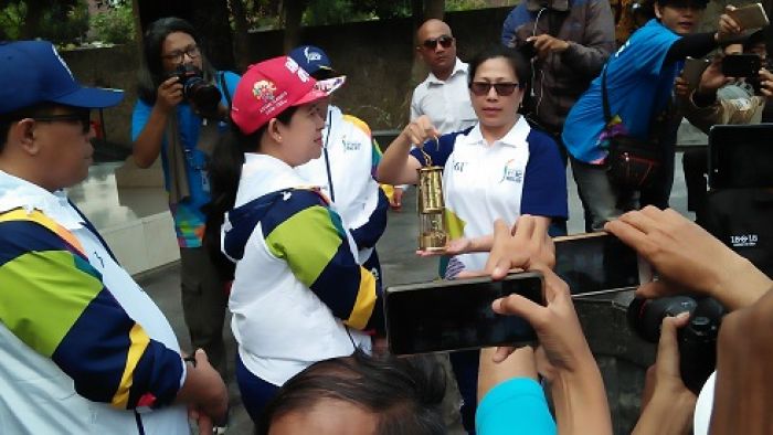Di Blitar, Obor Asian Games Diarak Legenda Tenis Meja Di Blitar, Obor Asian Games Diarak Legenda Tenis Meja