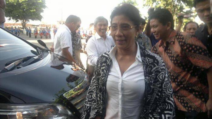 Menteri "Tomboi" Susi Tenggelamkan Kapal Pencuri Demi Kedaulatan Negara Menteri "Tomboi" Susi Tenggelamkan Kapal Pencuri Demi Kedaulatan Negara
