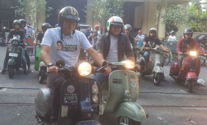 Naik Vespa Dikawal Tukang Becak, Syahrul Kembalikan Formulir Bacakada di PKB Gresik Naik Vespa Dikawal Tukang Becak, Syahrul Kembalikan Formulir Bacakada di PKB Gresik