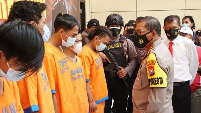 Polisi Sebut Pelaku Pelemparan Paving Calon Pasutri di Sidoarjo dari Kelompok Perguruan Silat Polisi Sebut Pelaku Pelemparan Paving Calon Pasutri di Sidoarjo dari Kelompok Perguruan Silat