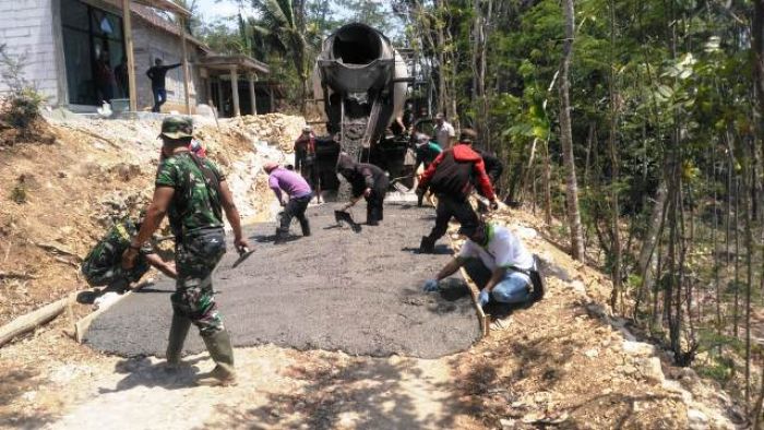 Satgas TMMD ke-106 Kodim 0810/Malang Batu Percepat Pengecoran Jalan Dusun Sumbersih ke Dusun Krajan Satgas TMMD ke-106 Kodim 0810/Malang Batu Percepat Pengecoran Jalan Dusun Sumbersih ke Dusun Krajan
