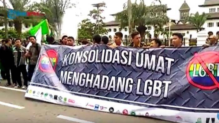 Tafsir Al-Nahl 69: LGBT di Komunitas Lebah