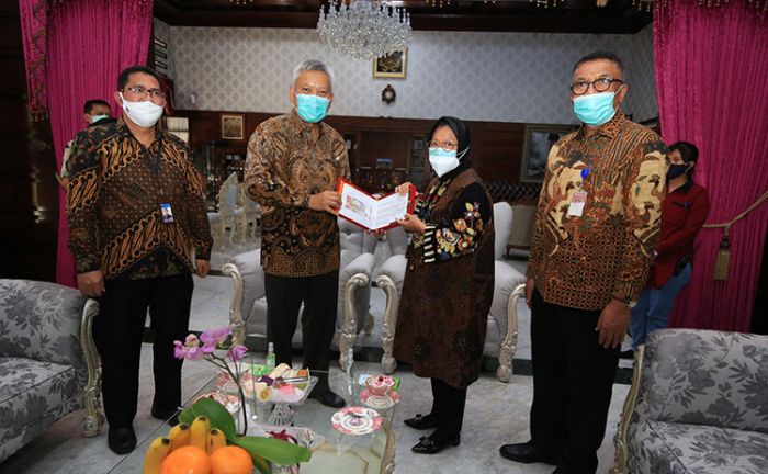 Wali Kota Risma Terima Uang Baru Pecahan Rp 75 Ribu Wali Kota Risma Terima Uang Baru Pecahan Rp 75 Ribu
