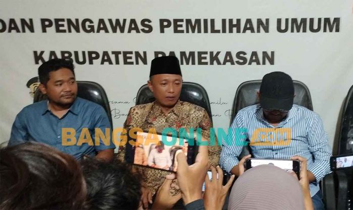 Gus Miftah Bagikan Uang di Gudang P4TM, Bawaslu Pamekasan Gelar Sidang Pleno Gus Miftah Bagikan Uang di Gudang P4TM, Bawaslu Pamekasan Gelar Sidang Pleno