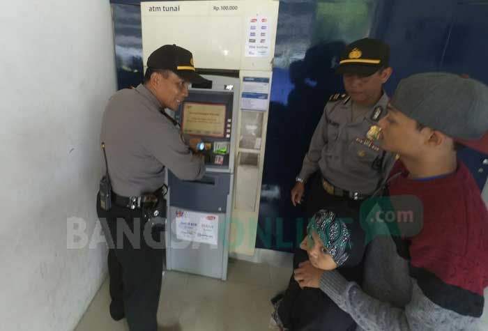 Mengantisipasi Praktik Skimming, Polisi Periksa ATM di Sekitar Tebuireng Mengantisipasi Praktik Skimming, Polisi Periksa ATM di Sekitar Tebuireng
