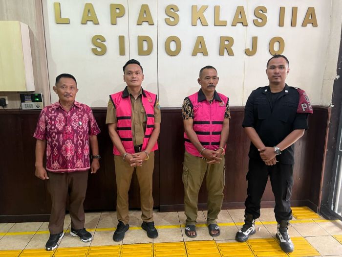 Kejari Sidoarjo Tahan Kades Sidokerto dan Ketua Tim 9 Penjualan Aset TKD Kejari Sidoarjo Tahan Kades Sidokerto dan Ketua Tim 9 Penjualan Aset TKD