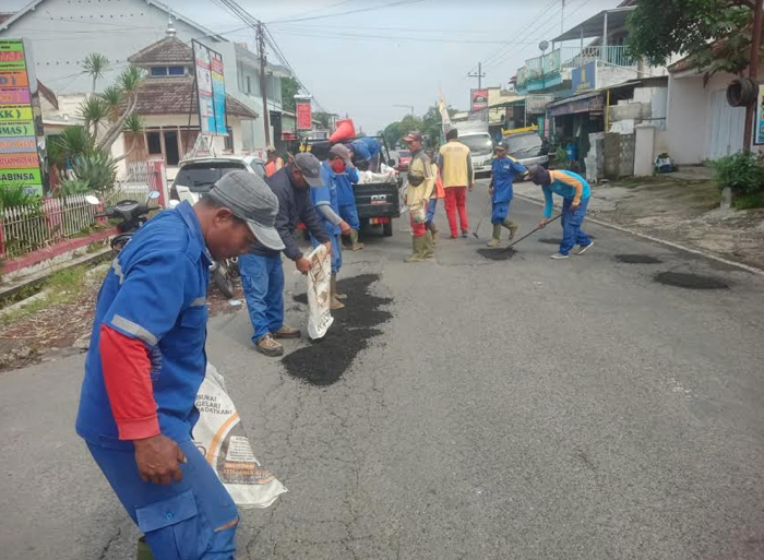 DPUBM Kabupaten Malang Lakukan Percepatan Perbaikan Jalan Sebelum Idulfitri 2024 DPUBM Kabupaten Malang Lakukan Percepatan Perbaikan Jalan Sebelum Idulfitri 2024