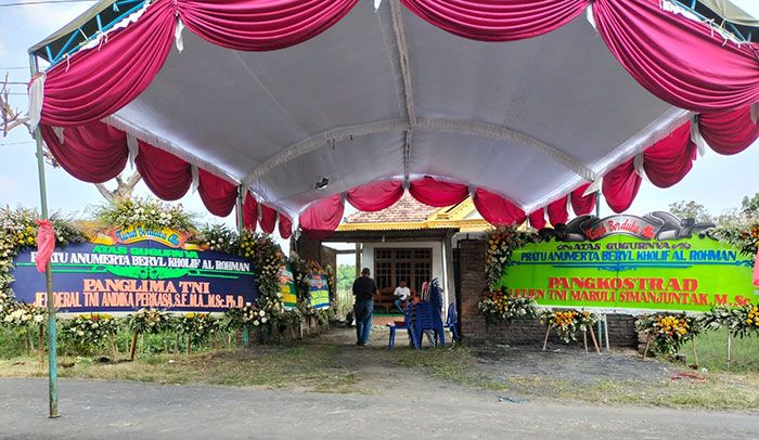 Gugur Usai Baku Tembak dengan KKB di Papua, Jenazah Prada Beryl Dimakamkan di Kediri Gugur Usai Baku Tembak dengan KKB di Papua, Jenazah Prada Beryl Dimakamkan di Kediri