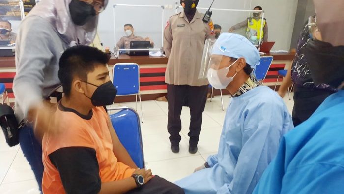 Butuh Perlakuan Khusus, Polres Tuban Turunkan Polwannya Bantu Vaksinasi Para Penyandang Disabilitas