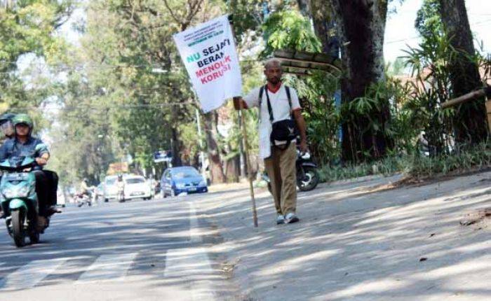Suarakan Antikorupsi, Aktivis MCW Jalan Kaki dari Malang ke Tempat Muktamar NU Suarakan Antikorupsi, Aktivis MCW Jalan Kaki dari Malang ke Tempat Muktamar NU