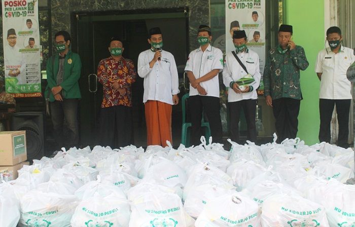 Jelang PSBB, LAZISNU Sidoarjo Bagikan Sembako ke Guru Ngaji