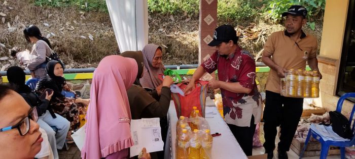 Semarakkan Acara Babe, Disdagkopum Madiun Gelar Sembako Murah dan Bazar UMKM di Desa Bodag