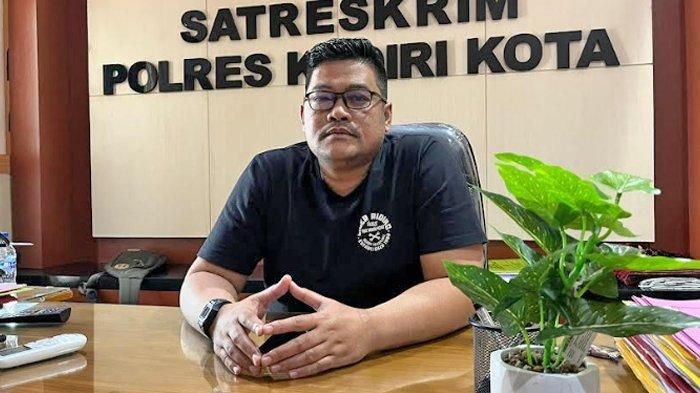 Polisi Pastikan Tewasnya Bocah Kakak-Beradik di Kota Kediri Akibat Dibacok Berkali-Kali Polisi Pastikan Tewasnya Bocah Kakak-Beradik di Kota Kediri Akibat Dibacok Berkali-Kali