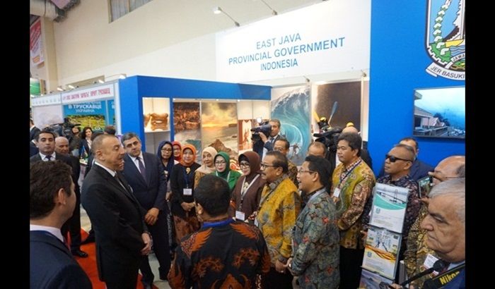 Pakde dan Bude Karwo Tinjau Stand Jatim di Azerbaijan