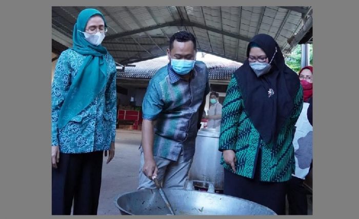 Bupati dan Wabup Gresik Dirikan Dapur Umum Bantu Masyarakat Terdampak Pandemi Covid-19