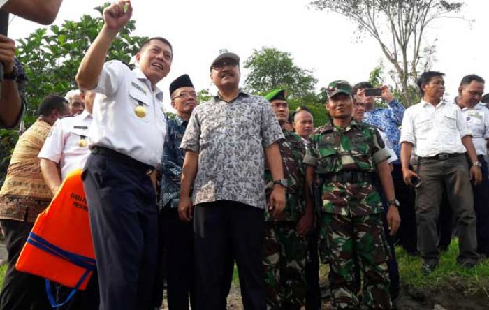 Wagub Berikan Bantuan Life Jacket untuk Penumpang dan Penambang Perahu di Wringinanom